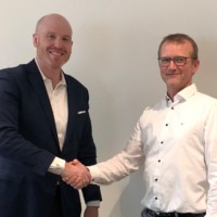 alt="Commonwealth President Ian Hobkirk (left) and Groenewout Partner Arthur Zondervan."