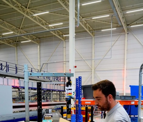 Via een sorter worden de geretourneerde pakketjes naar de diverse werkstations getransporteerd