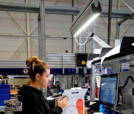 Getrainde operators beoordelen de retouren op vakkundige en efficiënte wijze.